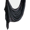 Un foulard de coton à imprimé floral gris foncé, drapé et exposé sur un fond blanc.