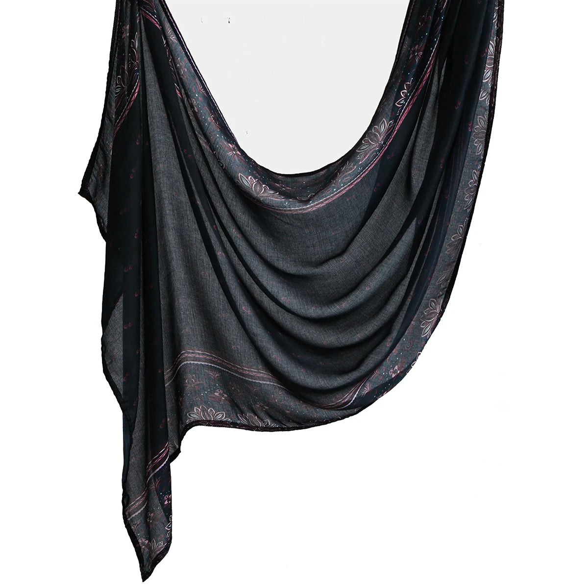 Un foulard de coton à imprimé floral gris foncé, drapé et exposé sur un fond blanc.