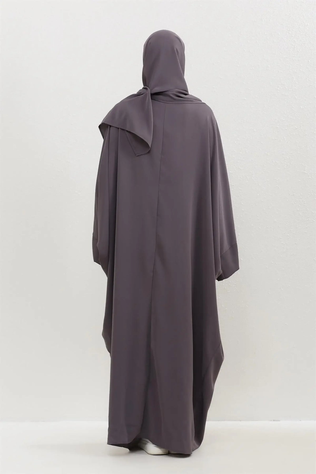 Lange, dunkelgraue, bescheidene Abaya mit Kapuze und fließendem Stoff.