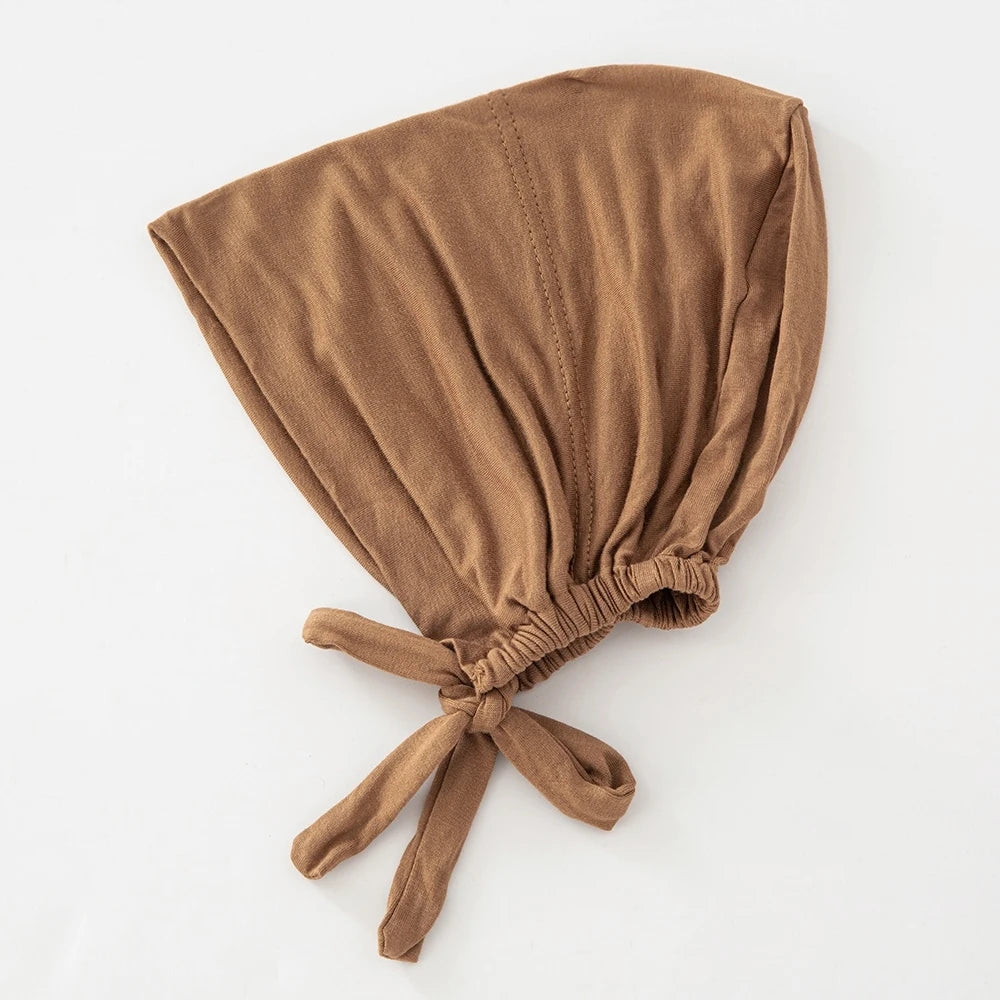 Braun-mehrfarbiger Haube gefalteter und gebundener Innerhijab