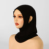 Eine Frau trägt eine elegante schwarze Jersey-Baumwoll-Hijabkappe, von der Seite gezeigt.