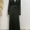 Lange, fließende, dunkelolivgrüne Abaya-Kaftan für Damen mit langen Ärmeln und gerafftem Bund.