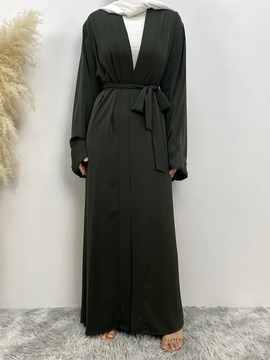 Lange, fließende, dunkelolivgrüne Abaya-Kaftan für Damen mit langen Ärmeln und gerafftem Bund.