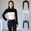Eine Frau modelliert ein schwarzes Langarm-Top und schwarze Hose, mit separaten weißen und dunkelblauen Versionen an Kleiderb