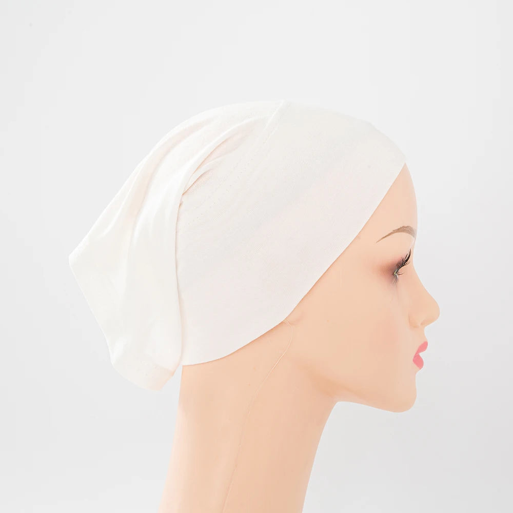 Weißer Bambus-Jersey-Turban-Cap auf einem Mannequin-Kopf.