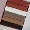 Ein Set von sechs Chiffon-Hijab-Schals in verschiedenen Rosa-, Beige- und Weißtönen in einer Box.