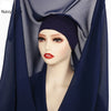 Model trägt einen marineblauen Instant-Chiffon-Hijab mit Cap, elegant um ihren Gesichtsdrapierung.