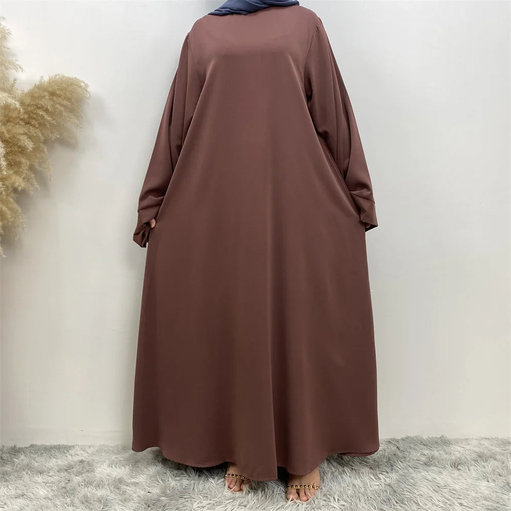 Una abaya larga y fluida color granate para mujeres, hecha de elegante tela de encaje.