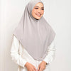 Une femme portant un foulard turban en tissu coton chanvre instant de gris clair.