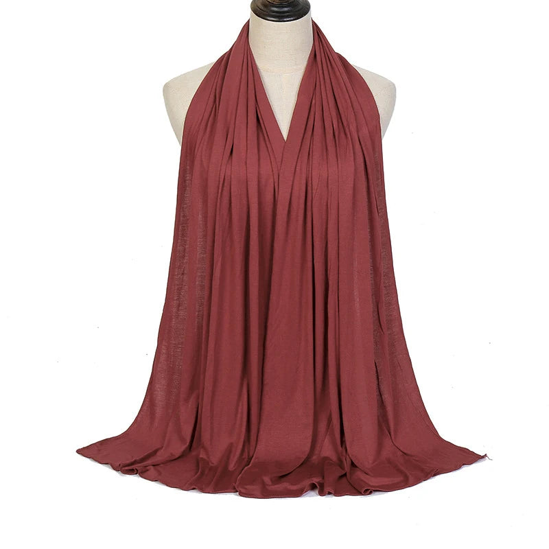 Dunkelrote Premium-Modell-Baumwoll-Hijab-Schal um den Hals einer Mannequin