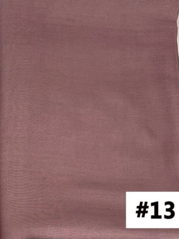 Gros plan sur un foulard modal de couleur rose poussiéreux.