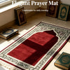 Un tapis de prière rouge profond avec une calligraphie arabe complexe, exposé à l'intérieur sur un sol clair.