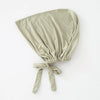 Weicher olivgrüner Schleier-Bonnet mit gefaltetem Stoff.