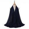 Pañuelo de jersey de algodón en azul marino oscuro drapeado alrededor del cuello de un maniquí.