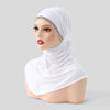Cap de hijab blanca y elegante, de cobertura total con detalle de lentejuelas doradas y cordón, mostrada en maniquí.
