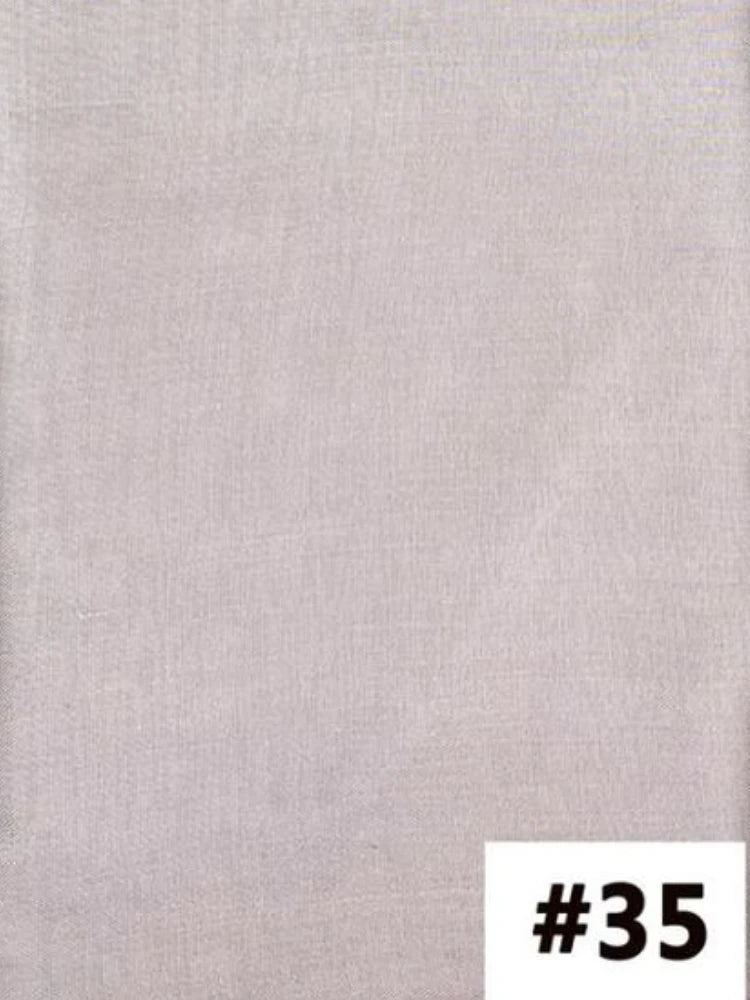 Gros plan d'un foulard modal multicolore mauve clair.