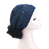 Turban sombrero de cuentas azul oscuro con ribete de encaje negro, exhibido en maniquí.