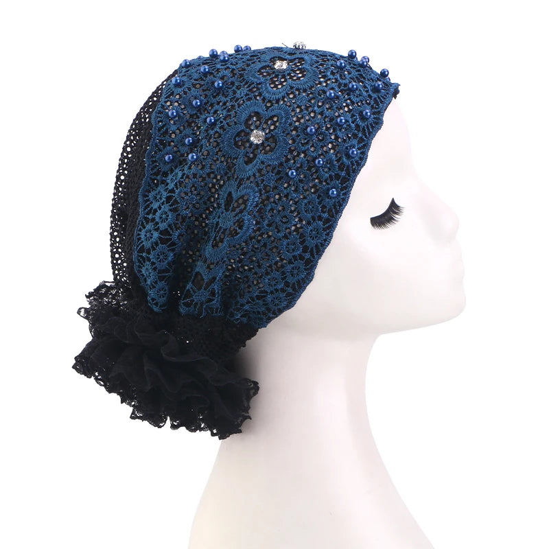 Turban sombrero de cuentas azul oscuro con ribete de encaje negro, exhibido en maniquí.