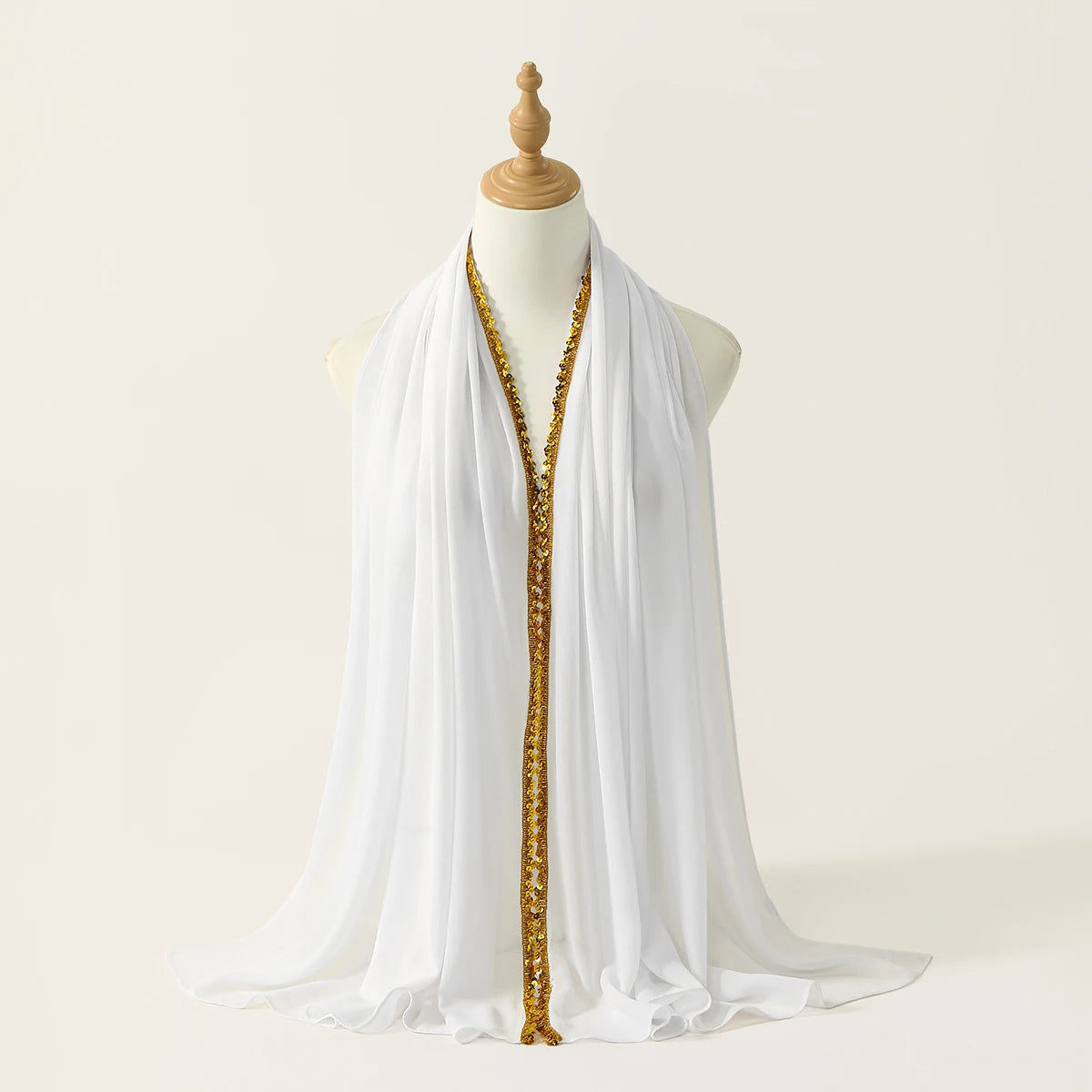 Weißer Spitzen-Chiffon-Hijab-Schal auf einem Mannequin
