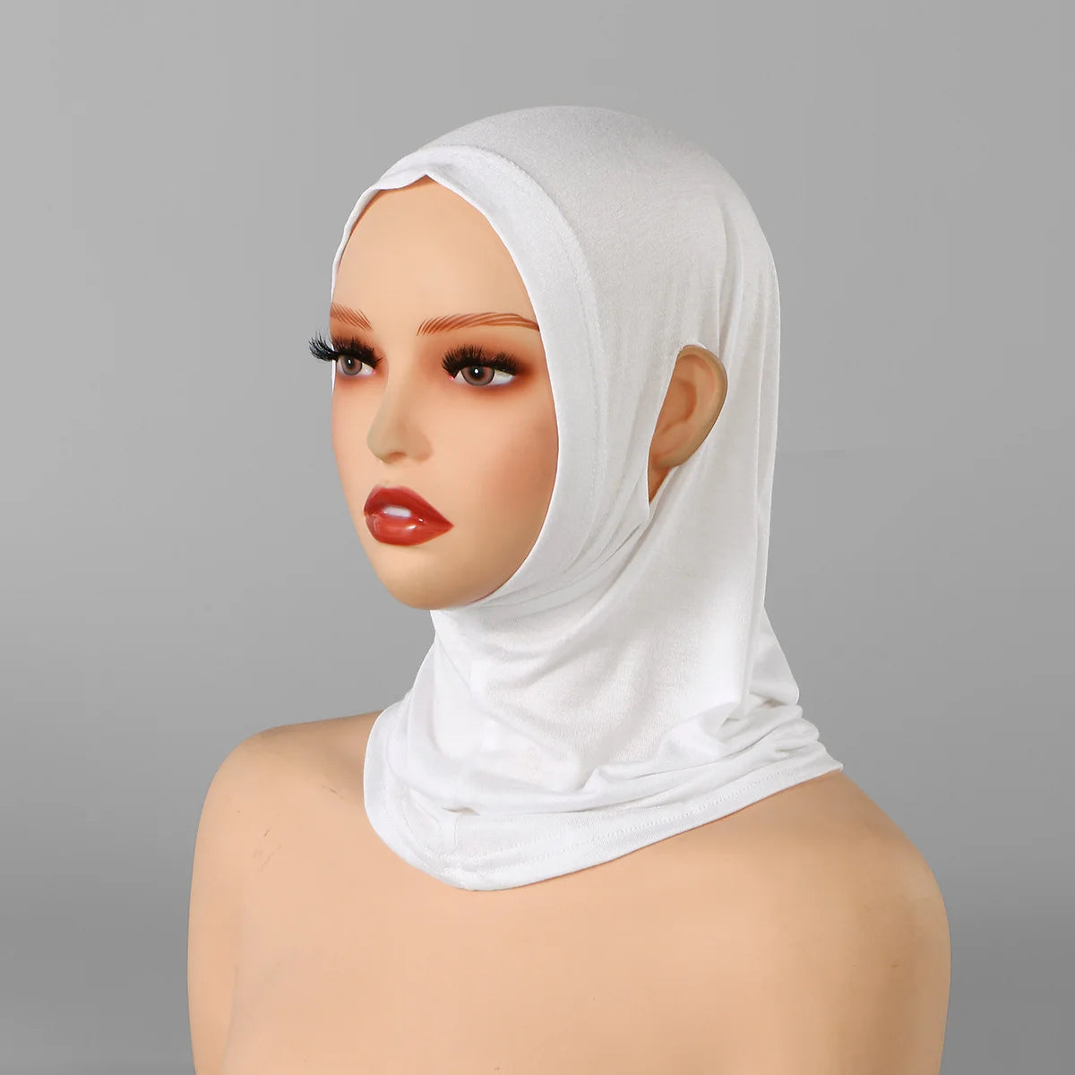 Eine Frau trägt eine weiße, elegante Jersey-Baumwoll-Hijab-Kappe für Frauen.