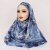 Cabeza de una mujer con pañuelo hiyab estampado en acuarela azul y blanco