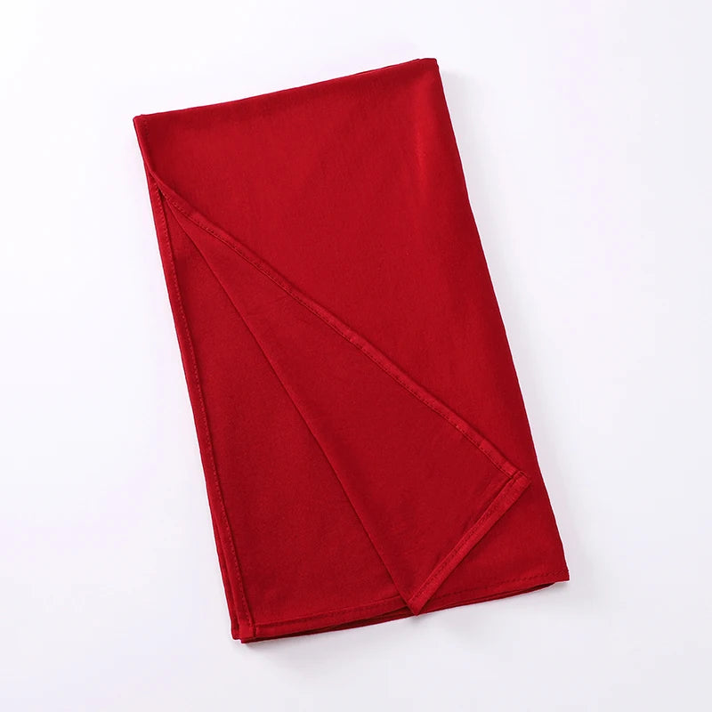 Foulard instant en jersey rouge et extensible plié.