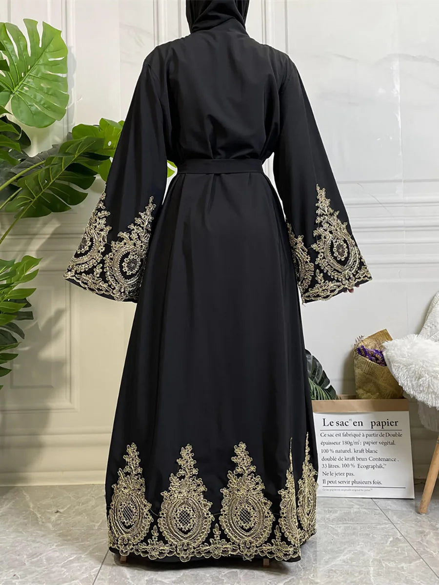 Caftán abaya de lujo negro para mujeres con intrincados bordados dorados en las mangas y el dobladillo.