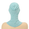 Un hijab et foulard vert menthe clair drapé autour du cou et des épaules.