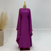 Violette elegante Langarm-Abaya auf einem Mannequin.