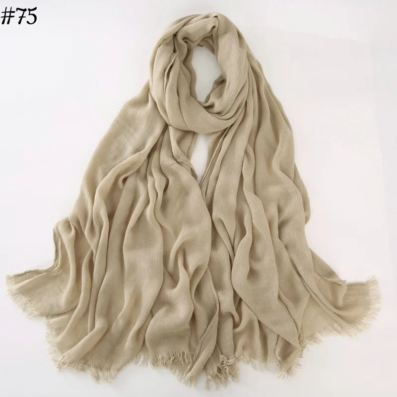 Foulard hijab en coton viscose beige, drapé et stylisé pour une femme.