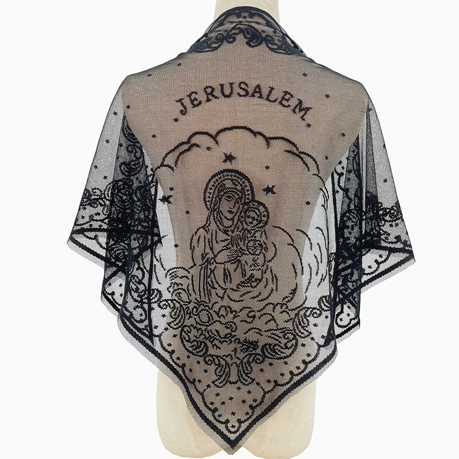 Chal negro transparente bordado en triángulo con representación de la Virgen y el Niño y la palabra Jerusalén arriba.