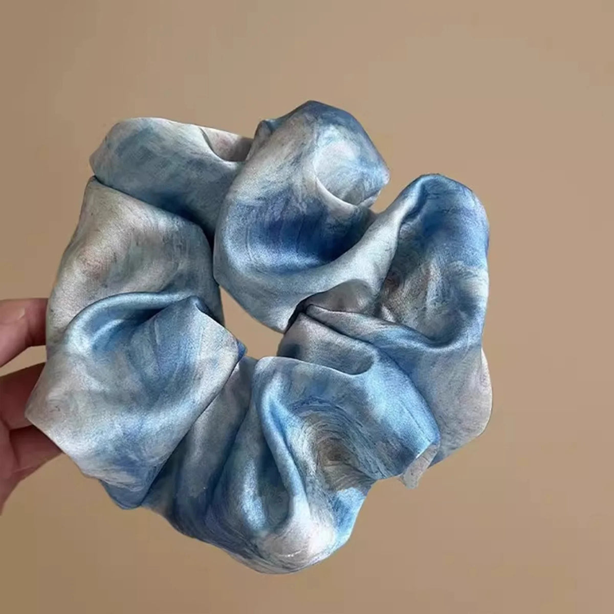 Weiches blaues Seiden-Acryl-Haargummi mit fließender Stofftextur