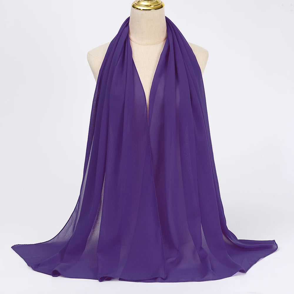 Lila Chiffon-Hijabschal über dem Hals eines Mannequins drapiert.