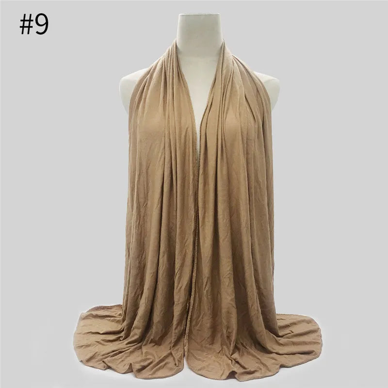 Beige Baumwoll-Jersey-Hijab-Schal, drapiert auf einem Mannequin.