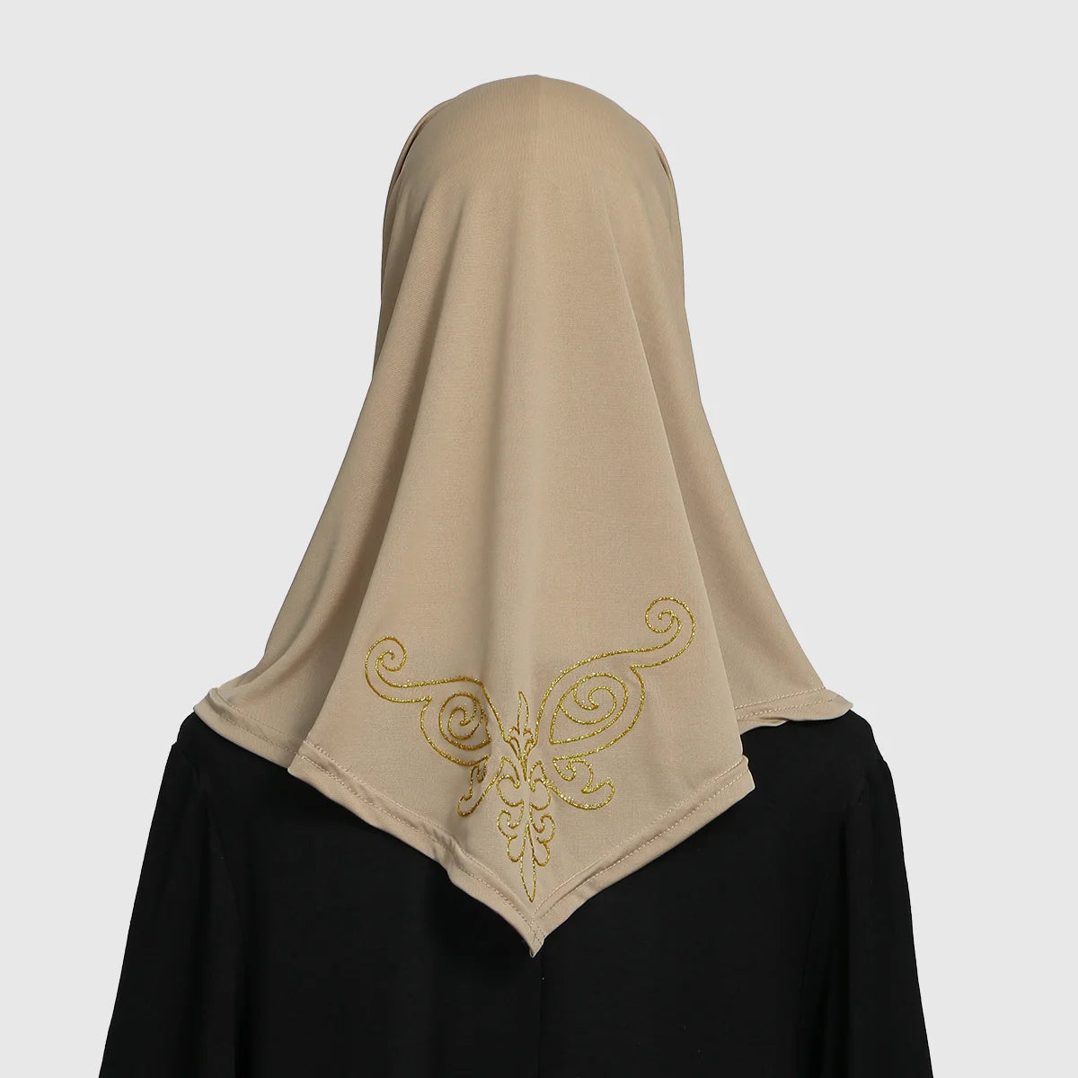 Beige, sofort fertiges Hijab-Kleid mit goldenen Stickereien auf schwarzem Stoff.