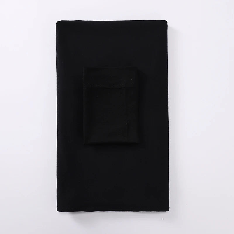 Un conjunto de hijab de dos piezas a juego, de jersey negro, mostrado plano.