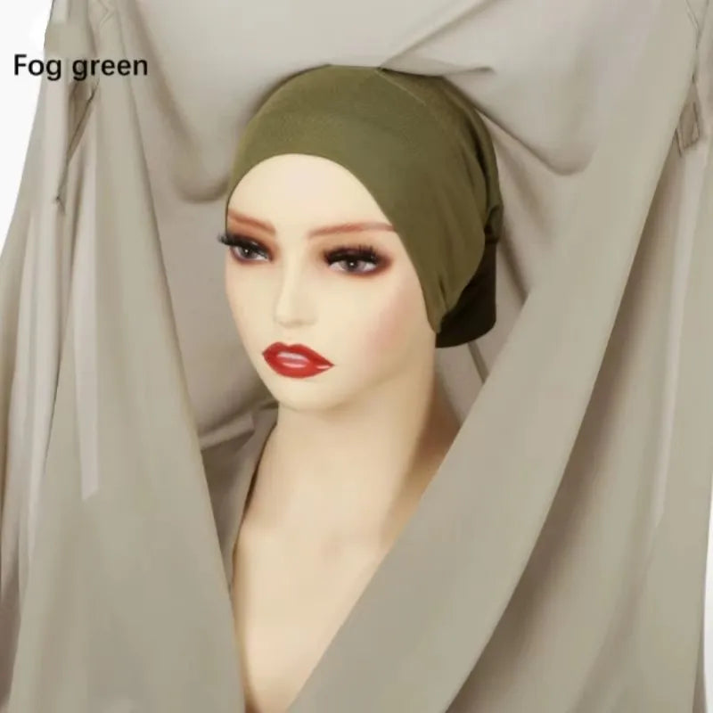 Model trägt einen neongrünen Instant-Chiffon-Hijab mit Magnetverschluss, Nahaufnahme.