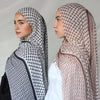 Una mujer vistiendo un elegante hiyab de chifón con pañuelo estampado y una blusa blanca.