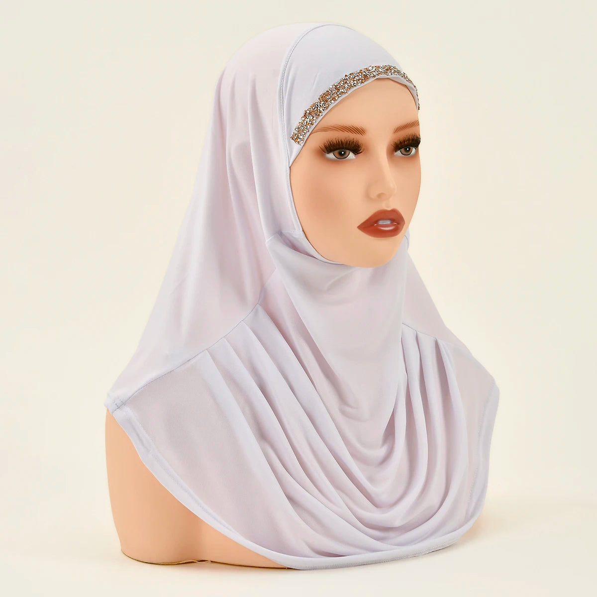 Modelin trägt einen hellvioletten, sofort fertigen Hijab mit goldener Stickerei auf der Stirn.