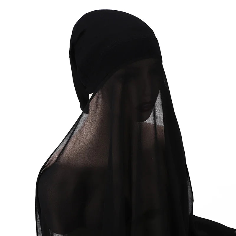 Un set de hijab y chal de chifón instantáneo negro usado por una modelo.