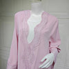 Vestido kaftan maxi rosa con intrincados detalles de encaje de crochet en escote y mangas.
