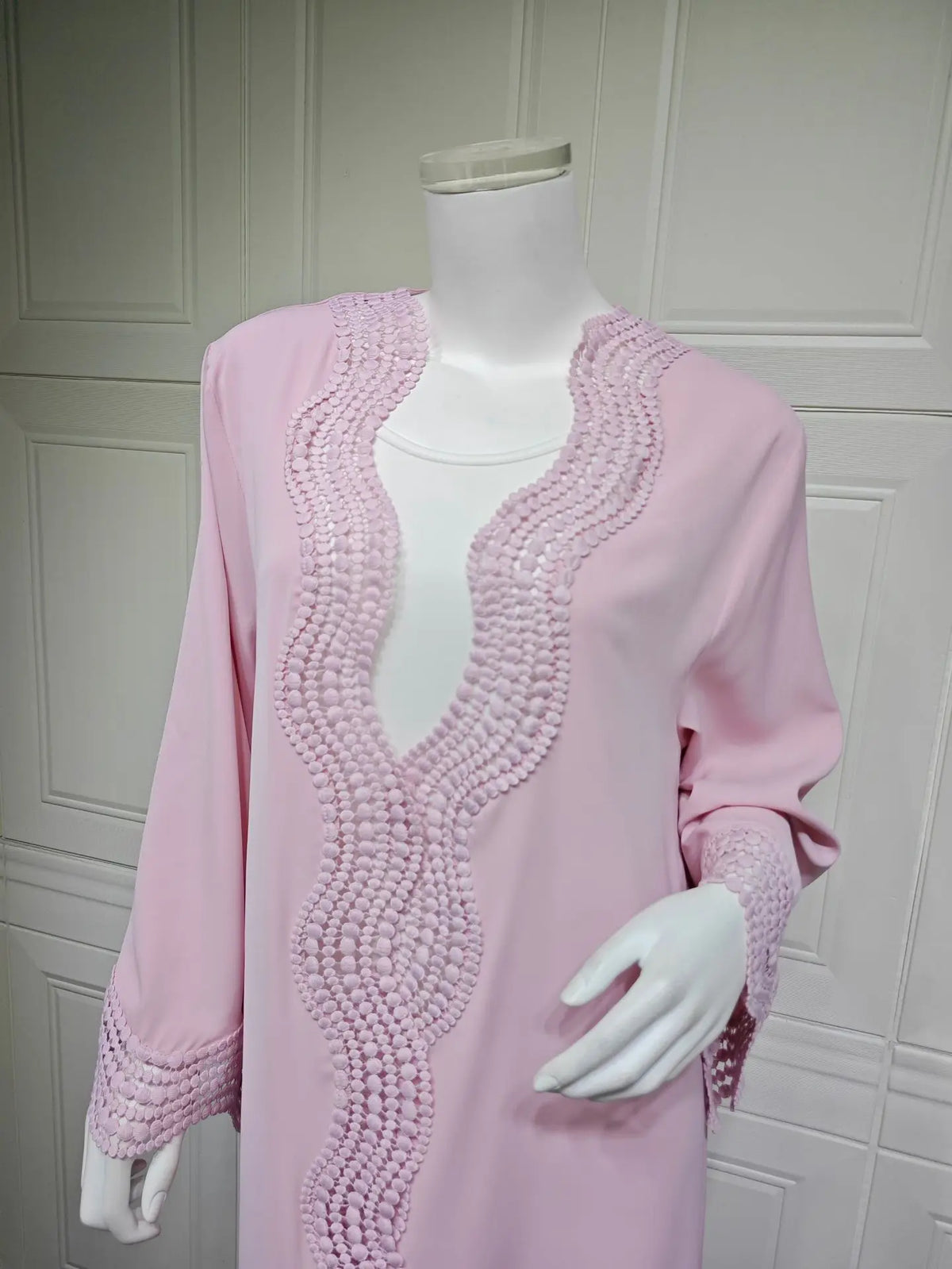 Vestido kaftan maxi rosa con intrincados detalles de encaje de crochet en escote y mangas.