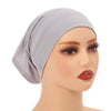 Helles graues weiches Modal-Baumwoll-Inner-Hijab-Underscarf auf einem Mannequin-Kopf.