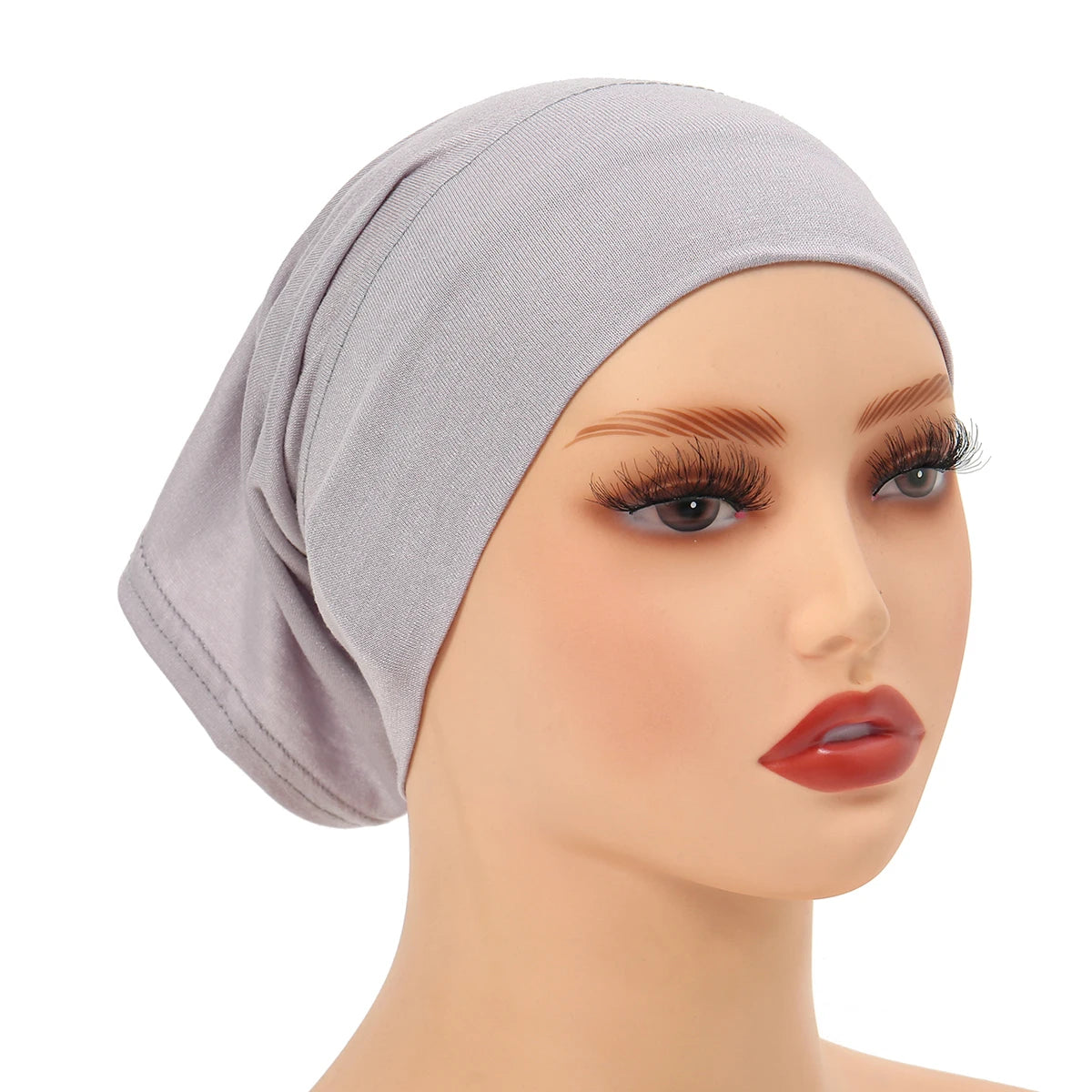 Helles graues weiches Modal-Baumwoll-Inner-Hijab-Underscarf auf einem Mannequin-Kopf.