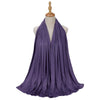 Bufanda de jersey de algodón morado drapeada alrededor del cuello de un maniquí.