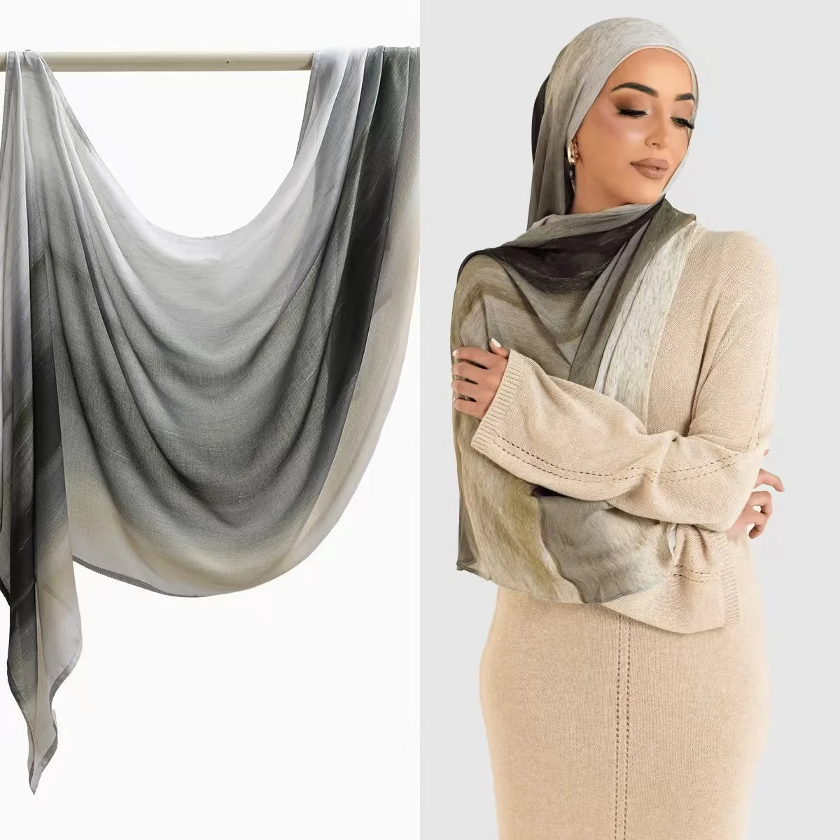 Eine Frau modelliert einen grau-beigen Aquarelldruck-Baumwoll-Modal-Hijabschal über ihre Schulter.