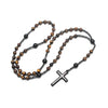Collier avec de petites perles d'œil de tigre et d'hématite, terminé par un pendentif en croix en argent.