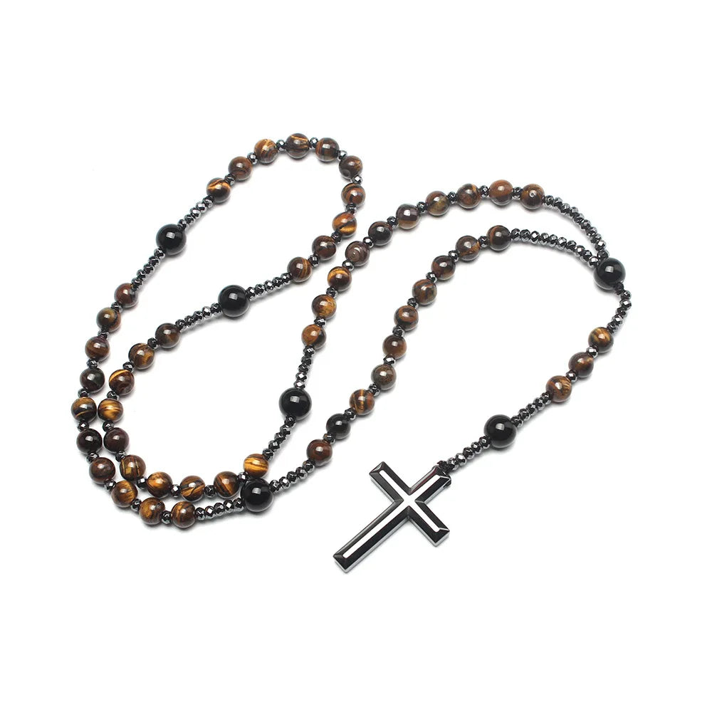 Collier avec de petites perles d'œil de tigre et d'hématite, terminé par un pendentif en croix en argent.