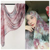 Nahaufnahme einer Frau mit einem aquarellartigen Ombré-Seiden-Modal-Hijab-Schal in Rosa-, Mauve- und Grautönen.