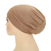 Pañuelo instantáneo beige en forma de turbante exhibido en un maniquí.